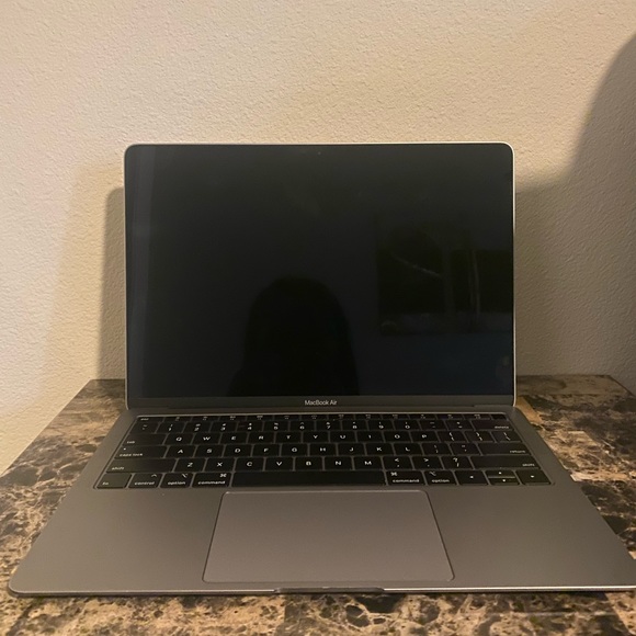 MACBOOK AIR